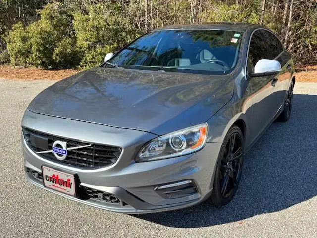 2017 Volvo S60 T6 AWD R-Design Platinum's photo